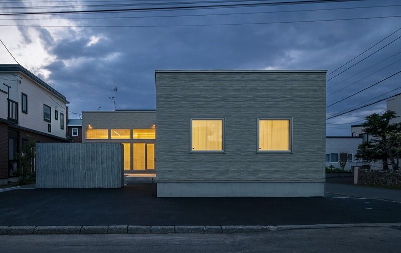 アーキテックプランニング 【ルームツアーあり/江別市/3217万円/3LDK間取図/33.07坪】ハイ天井や大きな窓で開放感を演出した平屋の建築実例画像2