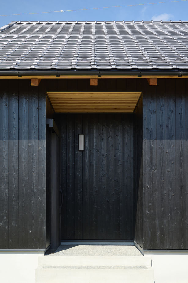 荒川建設 しげや 【滋賀県野洲市/2000万円台/平屋風】動線に恵まれ、家族の絆が深まる家。迫力ある大屋根と土間がお気に入りの建築実例画像3