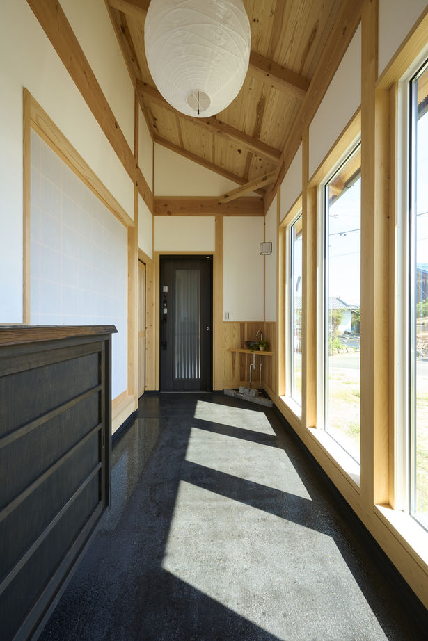 荒川建設 しげや 【滋賀県野洲市/2000万円台/平屋風】動線に恵まれ、家族の絆が深まる家。迫力ある大屋根と土間がお気に入りの建築実例画像5