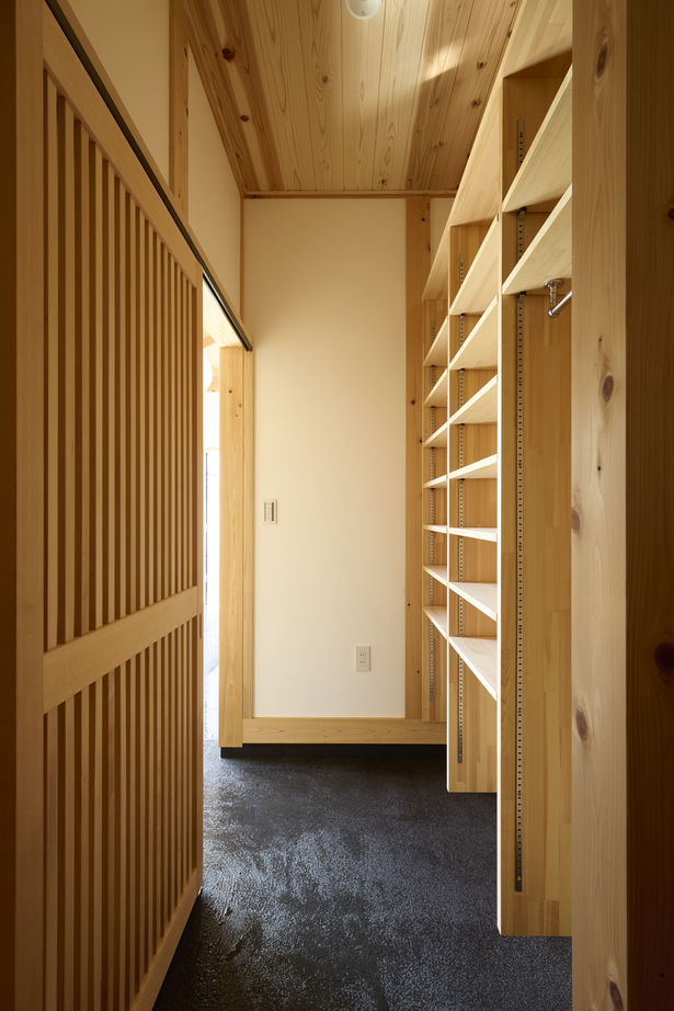 荒川建設 しげや 【滋賀県野洲市/2000万円台/平屋風】動線に恵まれ、家族の絆が深まる家。迫力ある大屋根と土間がお気に入りの建築実例画像7