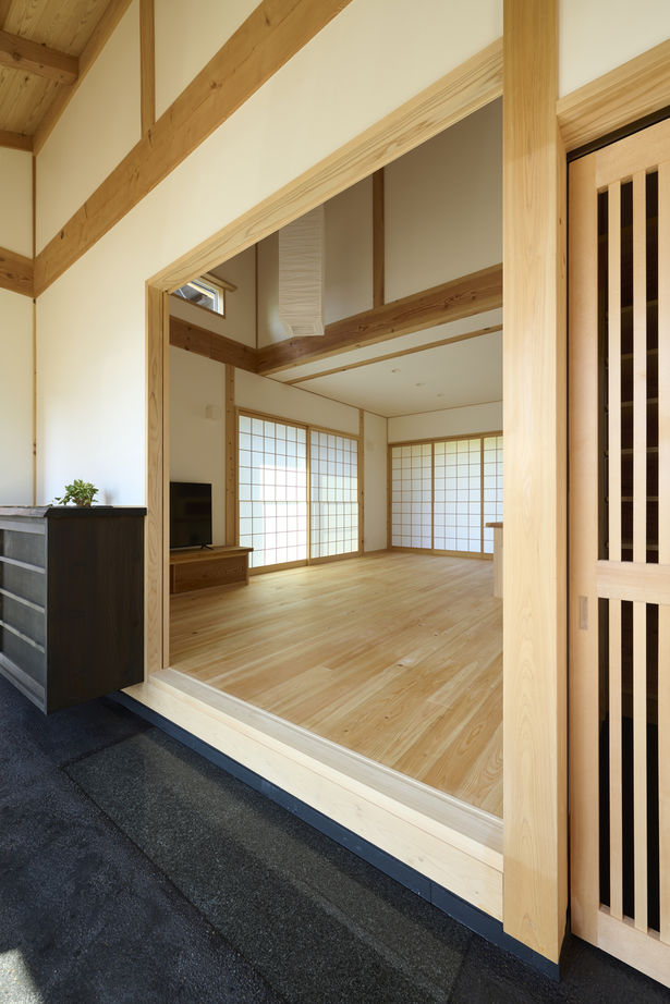 荒川建設 しげや 【滋賀県野洲市/2000万円台/平屋風】動線に恵まれ、家族の絆が深まる家。迫力ある大屋根と土間がお気に入りの建築実例画像8