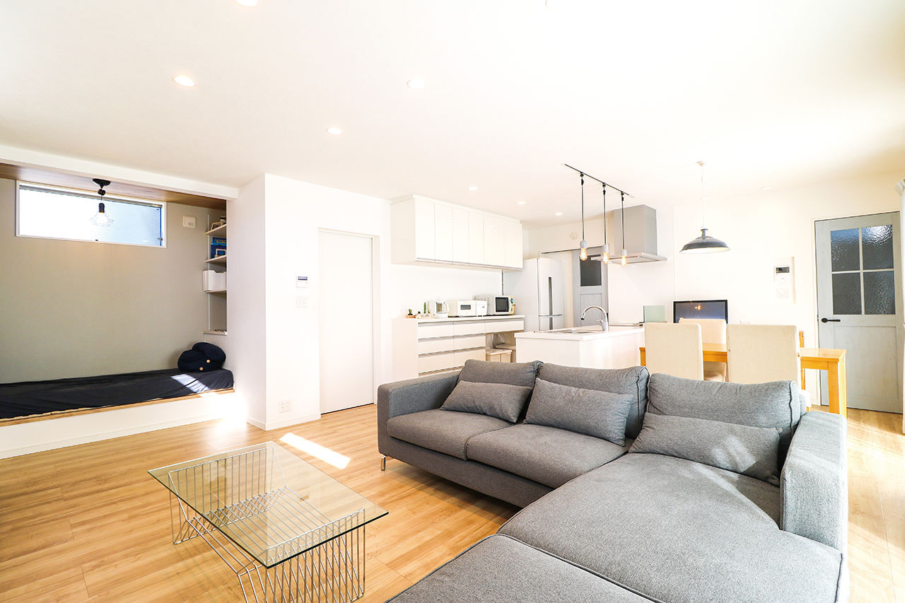 マッケンジーハウス(厚木・平塚・秦野) 【塗り壁／屋上テラス】ヌックとスカイバルコニーが映えるホワイトハウスの建築実例画像2