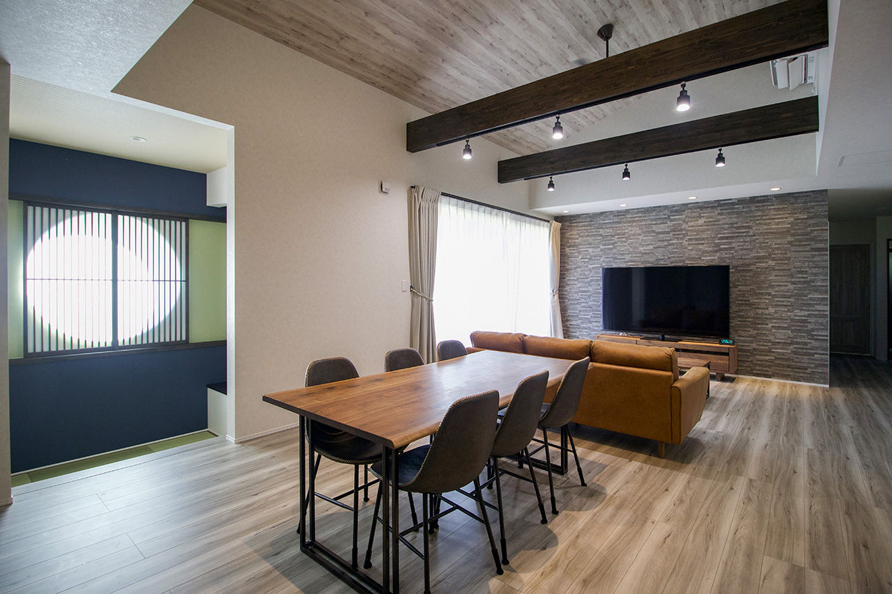 マッケンジーハウス(厚木・平塚・秦野) 【平屋／ウッドデッキ／和洋折衷デザイン】丸窓とカバードポーチのある和洋折衷アメリカンハウスの建築実例画像2