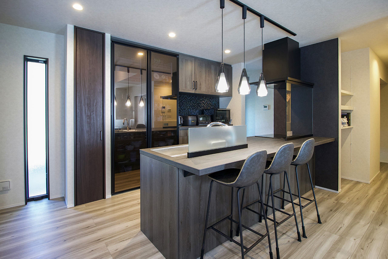 マッケンジーハウス(厚木・平塚・秦野) 【平屋／ウッドデッキ／和洋折衷デザイン】丸窓とカバードポーチのある和洋折衷アメリカンハウスの建築実例画像3