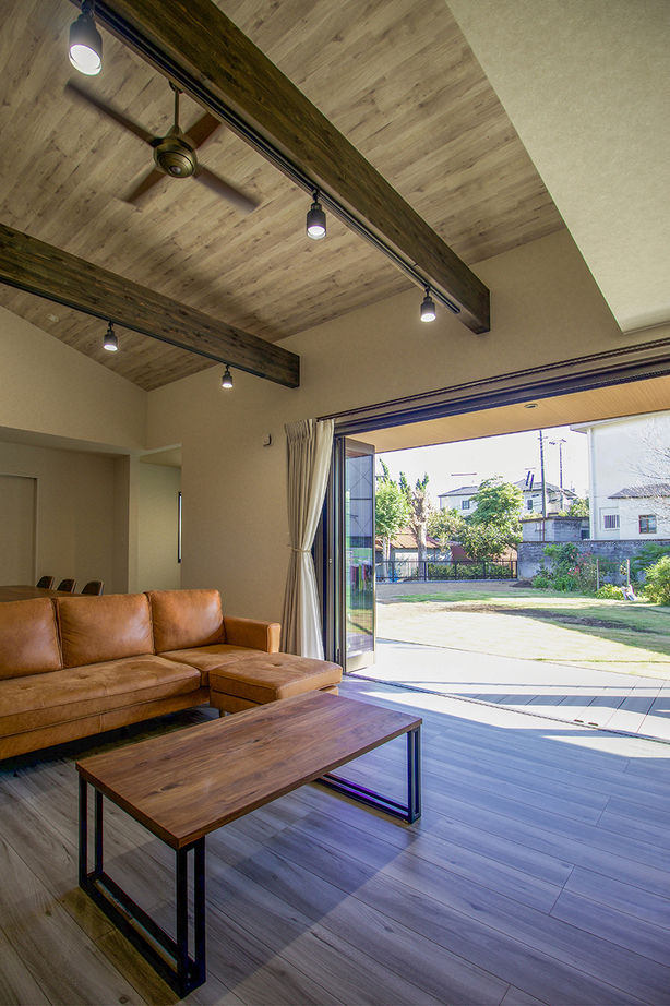 マッケンジーハウス(厚木・平塚・秦野) 【平屋／ウッドデッキ／和洋折衷デザイン】丸窓とカバードポーチのある和洋折衷アメリカンハウスの建築実例画像7