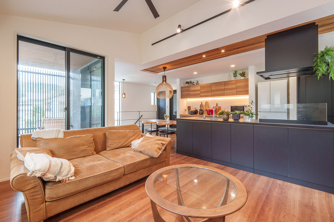 マッケンジーハウス(厚木・平塚・秦野) 【2階リビング／家事動線／収納充実】好きな家具に調和する住まい。山の緑を愉しむリビング＋バルコニーの建築実例画像2