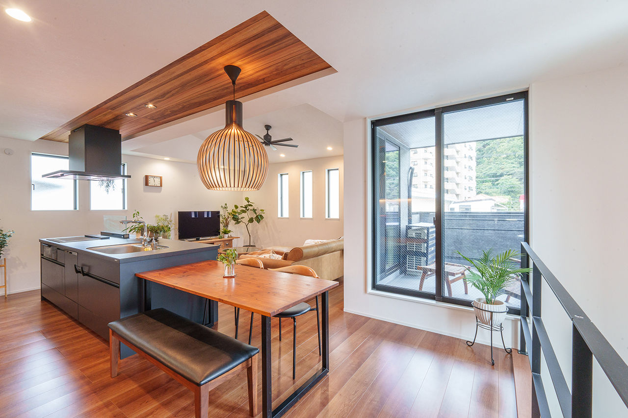 マッケンジーハウス(厚木・平塚・秦野) 【2階リビング／家事動線／収納充実】好きな家具に調和する住まい。山の緑を愉しむリビング＋バルコニーの建築実例画像3