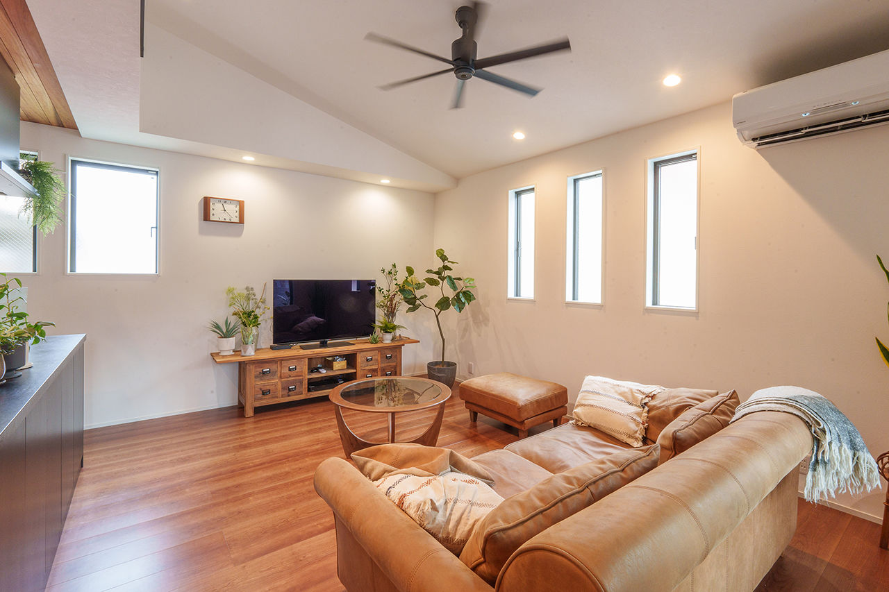 マッケンジーハウス(厚木・平塚・秦野) 【2階リビング／家事動線／収納充実】好きな家具に調和する住まい。山の緑を愉しむリビング＋バルコニーの建築実例画像4