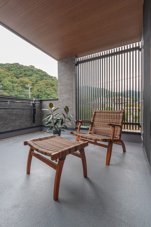 マッケンジーハウス(厚木・平塚・秦野) 【2階リビング／家事動線／収納充実】好きな家具に調和する住まい。山の緑を愉しむリビング＋バルコニーの建築実例画像6