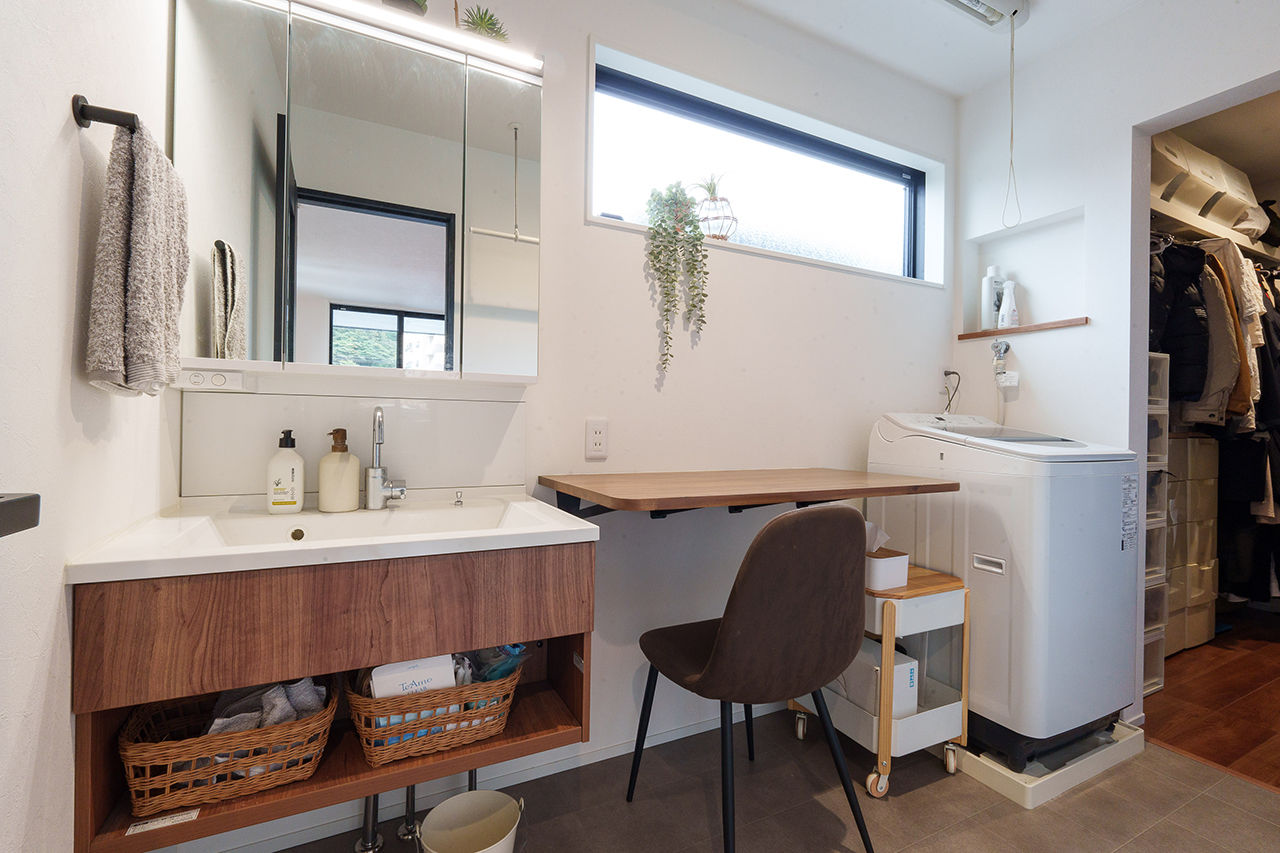 マッケンジーハウス(厚木・平塚・秦野) 【2階リビング／家事動線／収納充実】好きな家具に調和する住まい。山の緑を愉しむリビング＋バルコニーの建築実例画像7