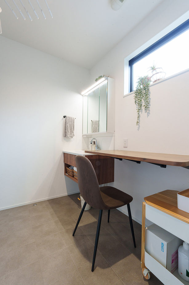 マッケンジーハウス(厚木・平塚・秦野) 【2階リビング／家事動線／収納充実】好きな家具に調和する住まい。山の緑を愉しむリビング＋バルコニーの建築実例画像8