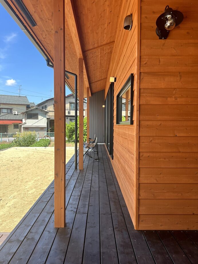 熊木建築事務所 インナーガレージのある、鎧張の平屋の建築実例画像2