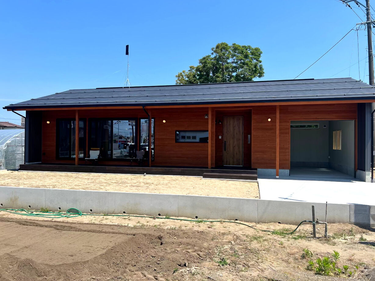 熊木建築事務所 インナーガレージのある、鎧張の平屋の建築実例画像3