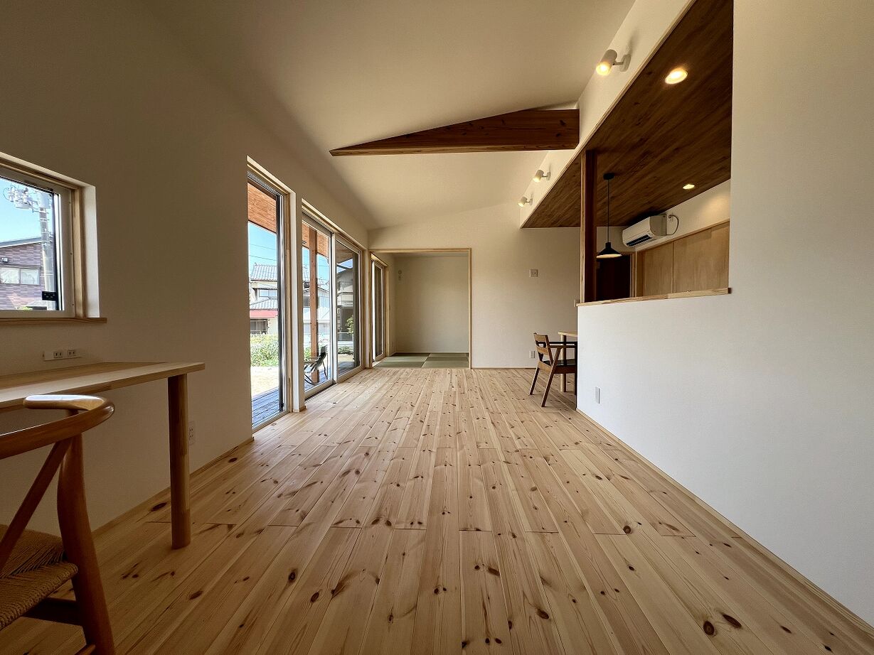 熊木建築事務所 インナーガレージのある、鎧張の平屋の建築実例画像5