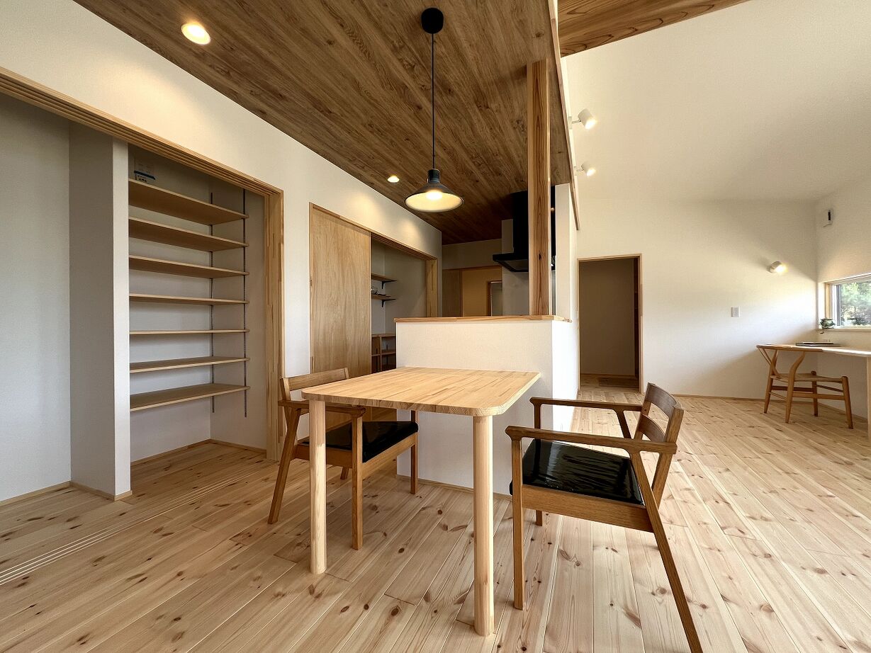 熊木建築事務所 インナーガレージのある、鎧張の平屋の建築実例画像6