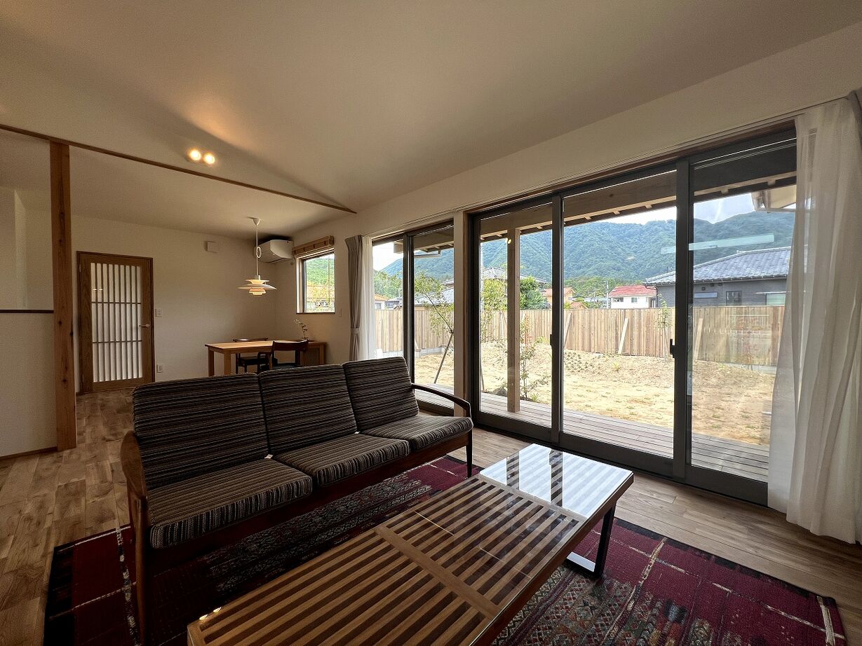 熊木建築事務所 弥彦山が見守る、のびやかな平屋の建築実例画像2