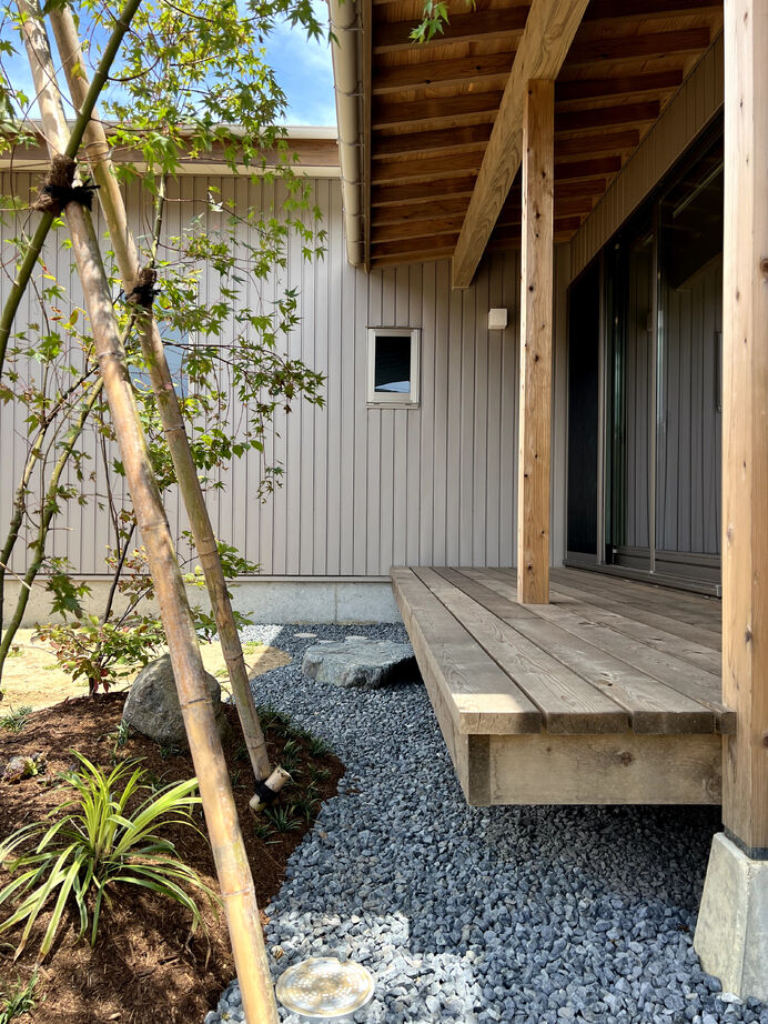 熊木建築事務所 弥彦山が見守る、のびやかな平屋の建築実例画像6