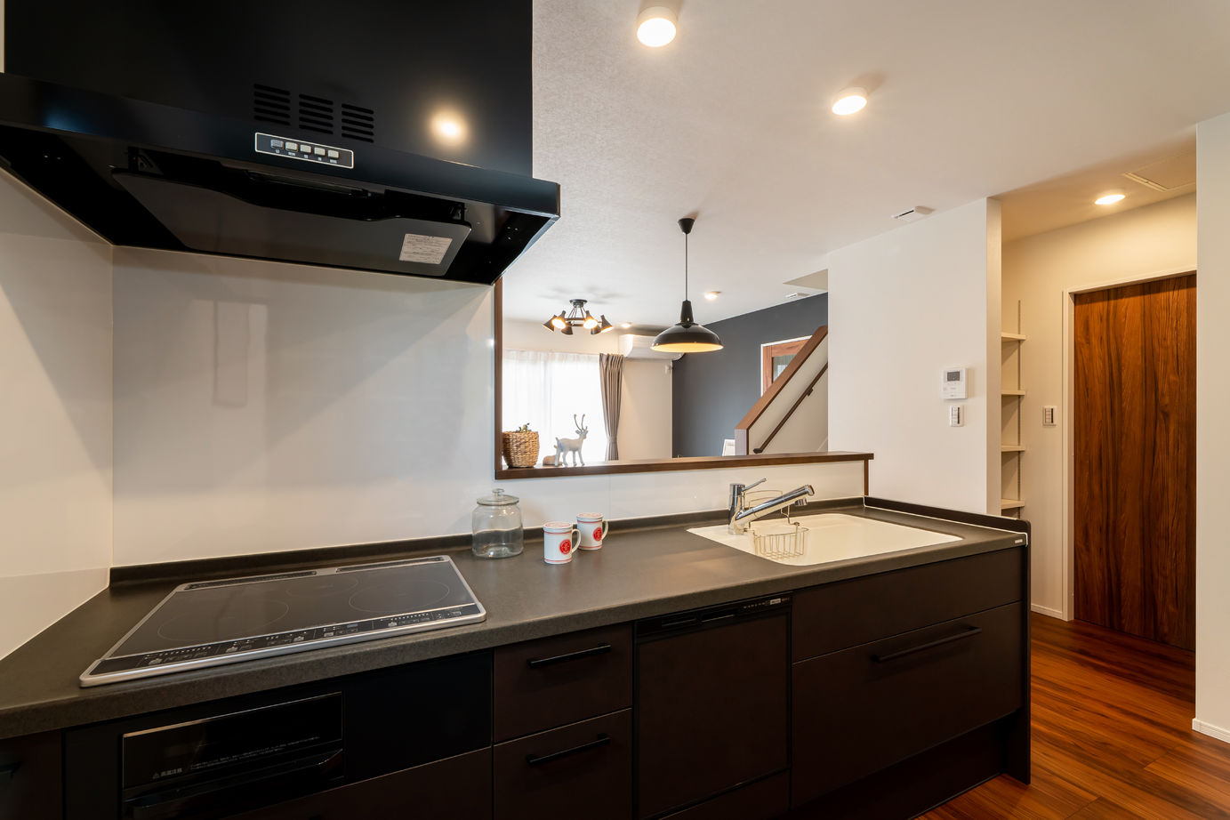 JUSTPIAHOUSE ブラックレザー調のキッチン！シックでヴィンテージ感漂うカフェ風なお家の建築実例画像3