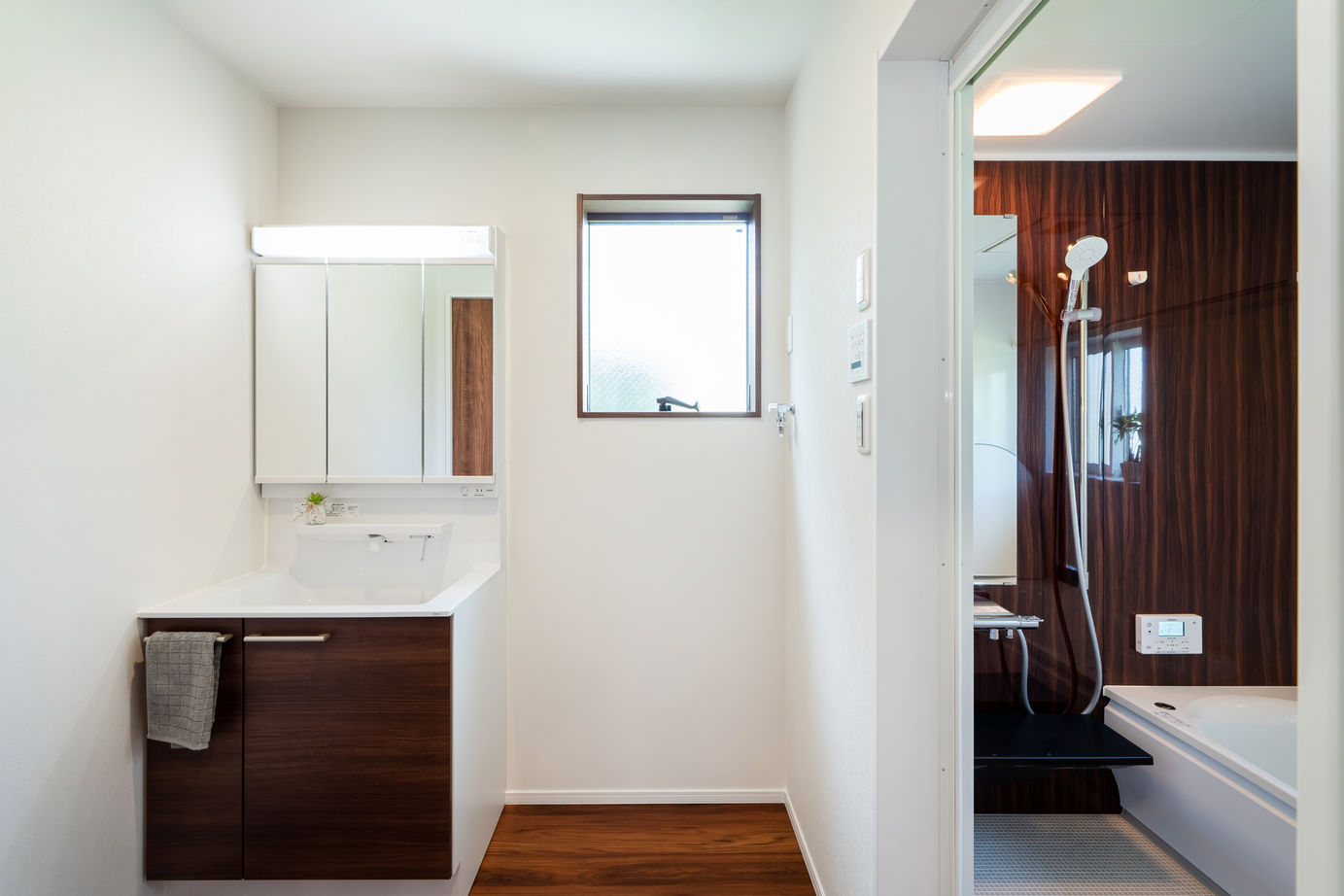 JUSTPIAHOUSE ブラックレザー調のキッチン！シックでヴィンテージ感漂うカフェ風なお家の建築実例画像4