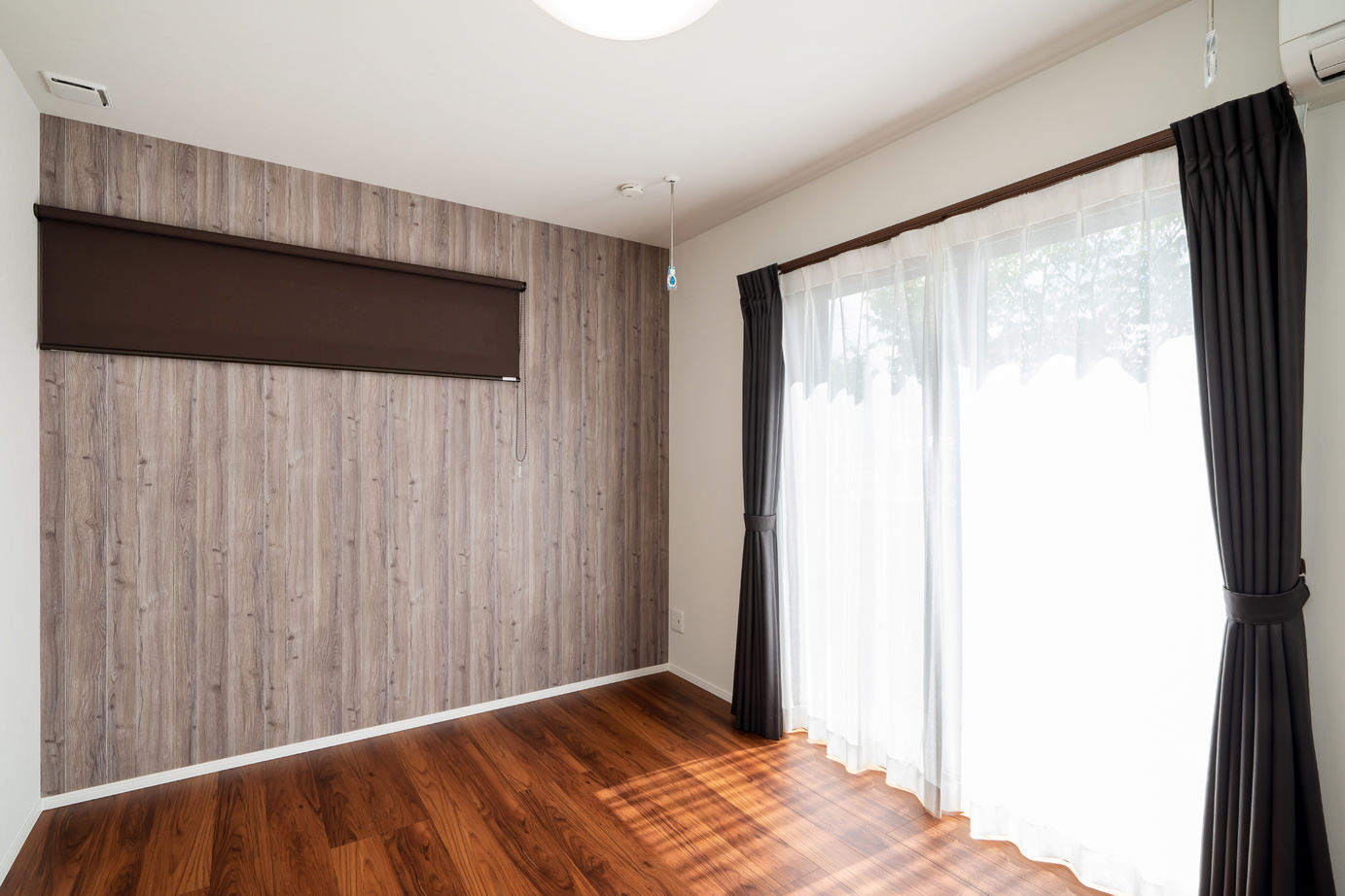 JUSTPIAHOUSE ブラックレザー調のキッチン！シックでヴィンテージ感漂うカフェ風なお家の建築実例画像5