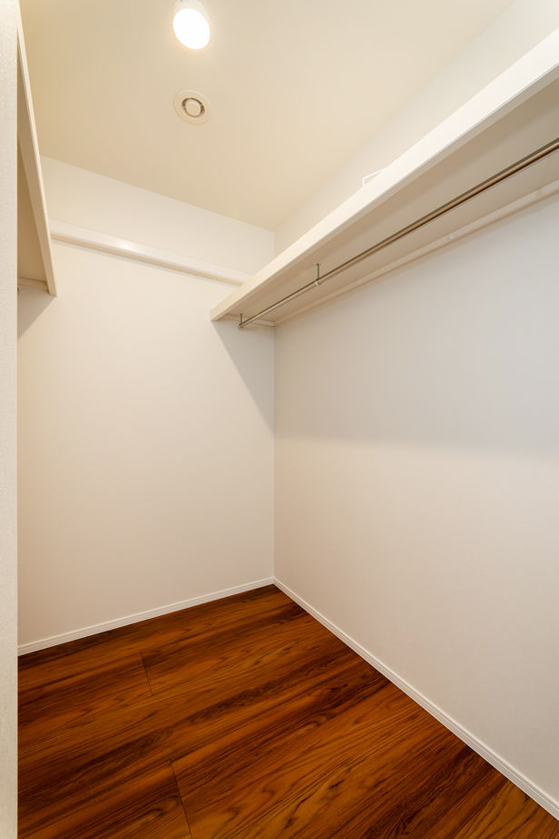 JUSTPIAHOUSE ブラックレザー調のキッチン！シックでヴィンテージ感漂うカフェ風なお家の建築実例画像6