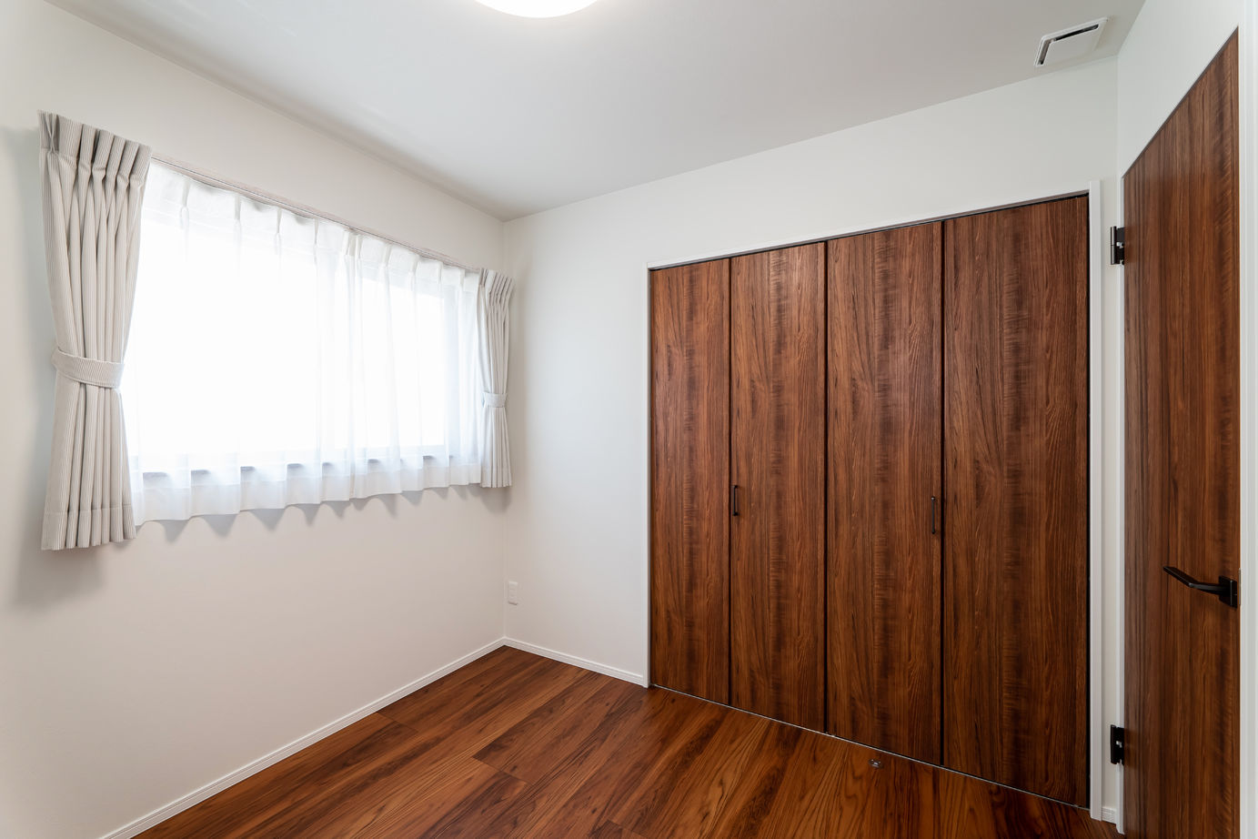 JUSTPIAHOUSE ブラックレザー調のキッチン！シックでヴィンテージ感漂うカフェ風なお家の建築実例画像7