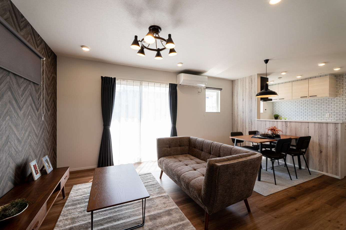 JUSTPIAHOUSE 信州の冬も暖かく暮らす！シックで落ち着きのある「大人カッコいい」家の建築実例画像2