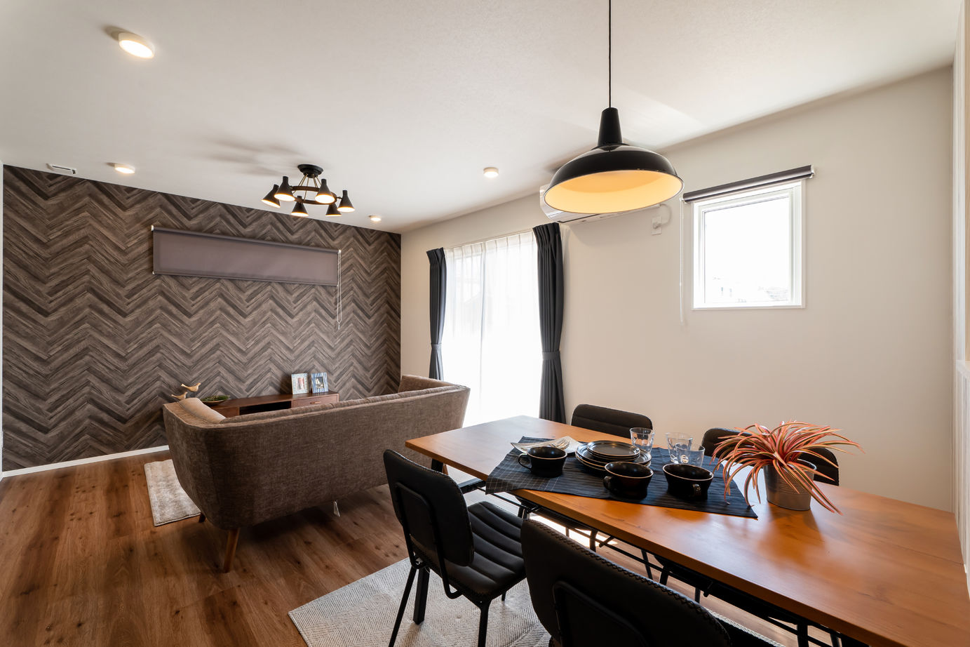 JUSTPIAHOUSE 信州の冬も暖かく暮らす！シックで落ち着きのある「大人カッコいい」家の建築実例画像3