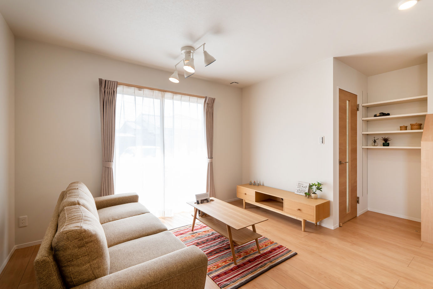 JUSTPIAHOUSE セミ注文住宅！そよ風のように心地よく健やかな毎日を楽しむナチュラルテイストのお家の建築実例画像2