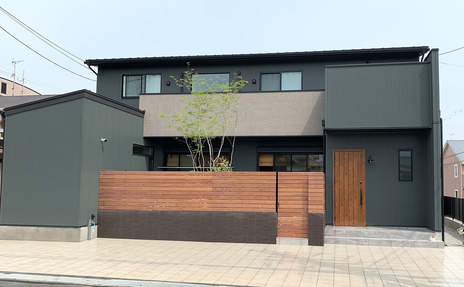 クライツ 【滋賀県大津市／2900万円】ガルバリウム鋼板×サイディングのスタイリッシュデザイン。職住一体の住まいの建築実例画像1