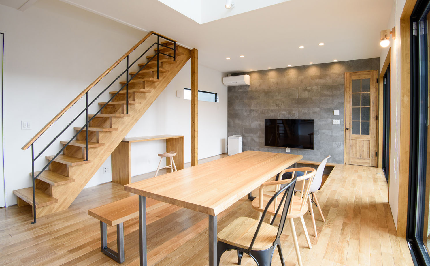 クライツ 【滋賀県大津市／2900万円】ガルバリウム鋼板×サイディングのスタイリッシュデザイン。職住一体の住まいの建築実例画像2