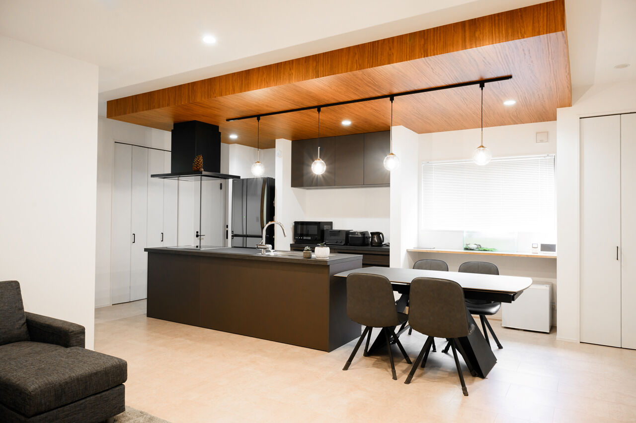 クライツ 【滋賀県大津市／2400万円】スタイリッシュな直線的デザインと木のぬくもり。収納・動線の工夫ですっきりとの建築実例画像