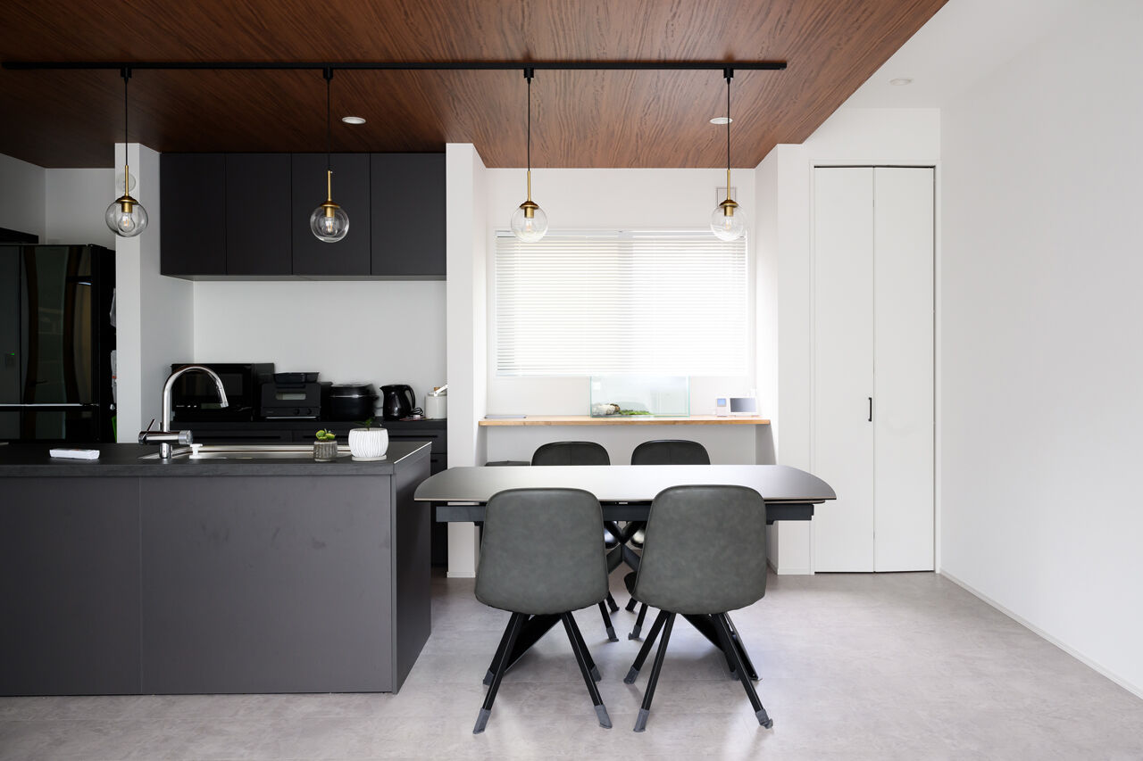 クライツ 【滋賀県大津市／2400万円】スタイリッシュな直線的デザインと木のぬくもり。収納・動線の工夫ですっきりとの建築実例画像4