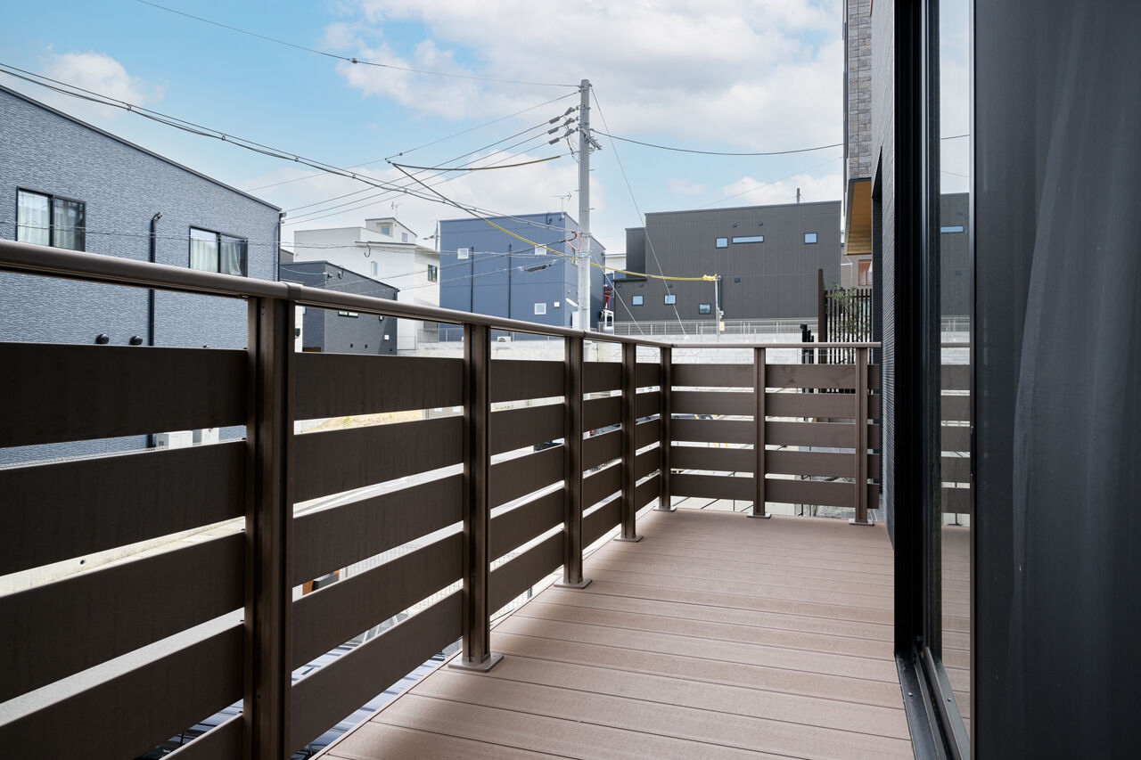 クライツ 【滋賀県大津市／2400万円】スタイリッシュな直線的デザインと木のぬくもり。収納・動線の工夫ですっきりとの建築実例画像6