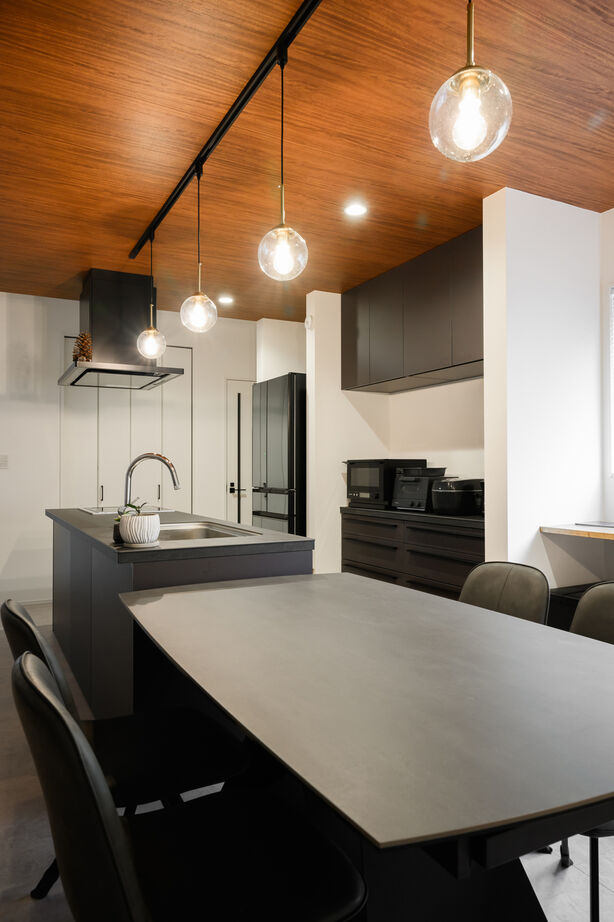 クライツ 【滋賀県大津市／2400万円】スタイリッシュな直線的デザインと木のぬくもり。収納・動線の工夫ですっきりとの建築実例画像7