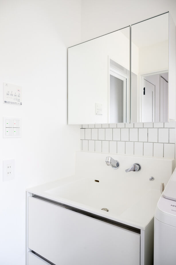 クライツ 【滋賀県大津市／2400万円】スタイリッシュな直線的デザインと木のぬくもり。収納・動線の工夫ですっきりとの建築実例画像9