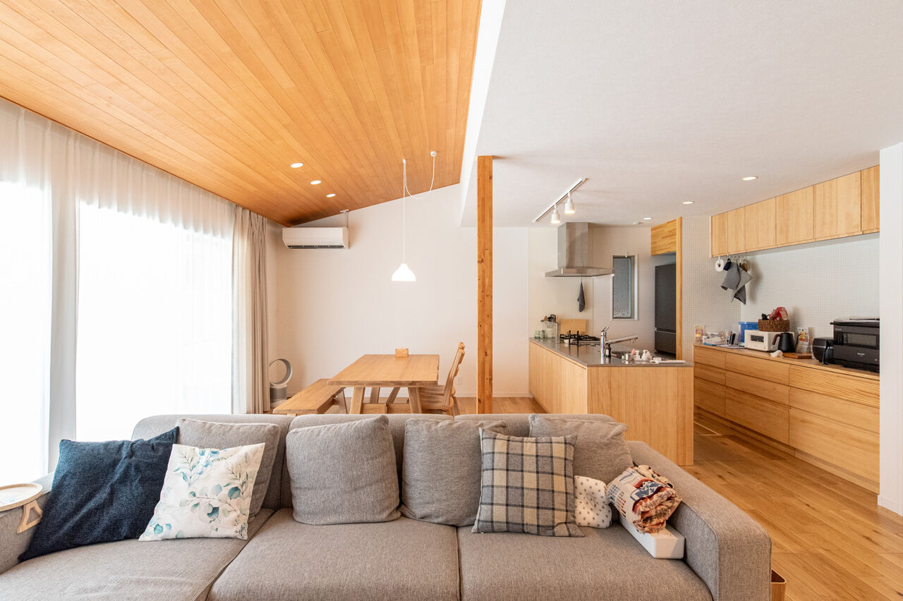 クライツ 【滋賀県大津市／3300万円】表情豊かな塗り壁と木の質感に癒される。メリハリのある空間設計で広々と暮らすの建築実例画像2