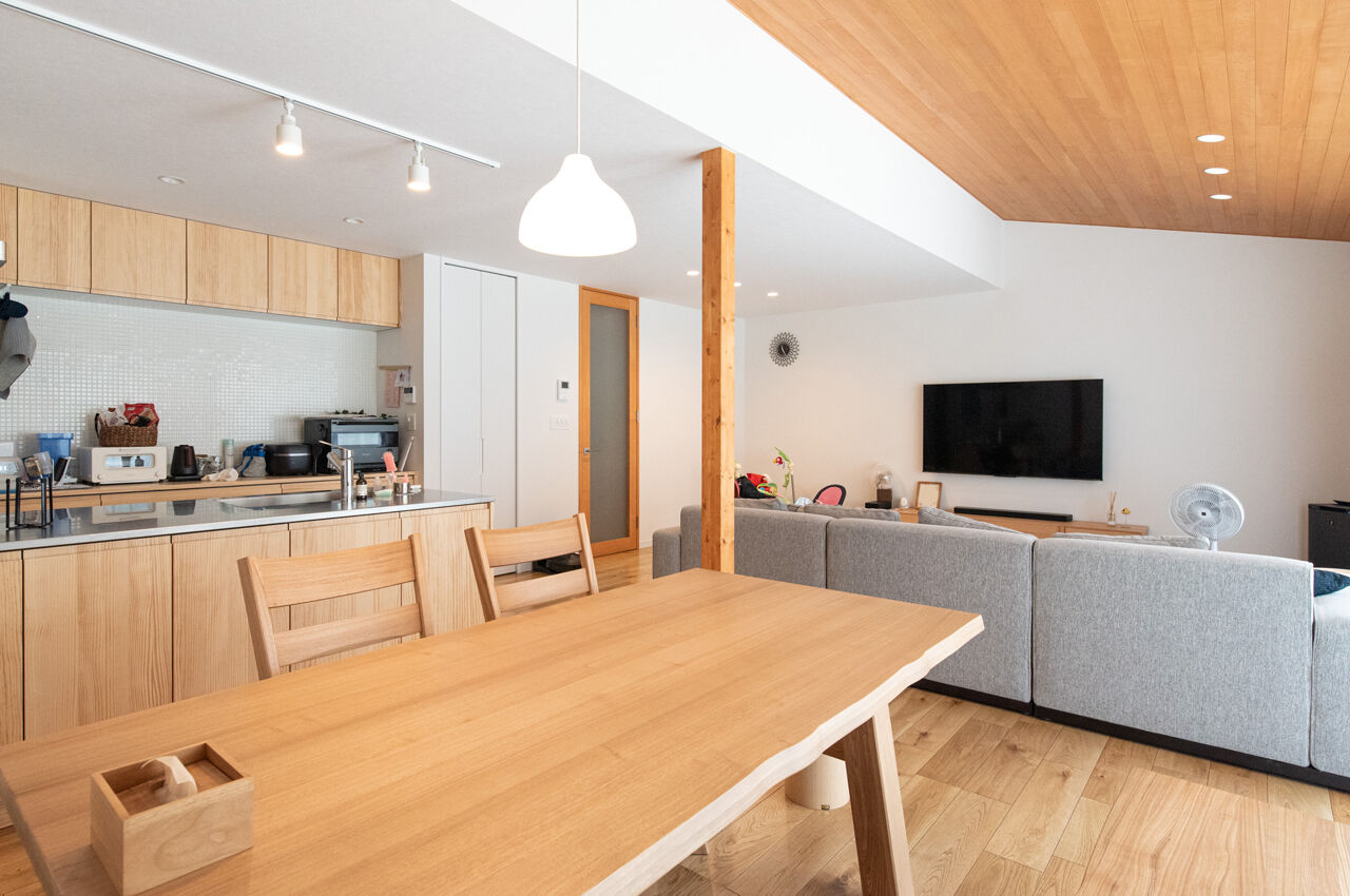 クライツ 【滋賀県大津市／3300万円】表情豊かな塗り壁と木の質感に癒される。メリハリのある空間設計で広々と暮らすの建築実例画像3