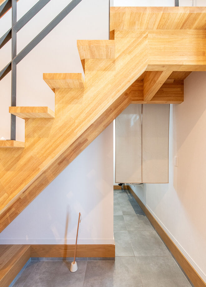 クライツ 【滋賀県大津市／3300万円】表情豊かな塗り壁と木の質感に癒される。メリハリのある空間設計で広々と暮らすの建築実例画像5