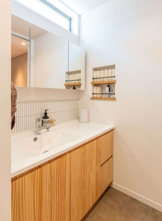 クライツ 【滋賀県大津市／3300万円】表情豊かな塗り壁と木の質感に癒される。メリハリのある空間設計で広々と暮らすの建築実例画像7