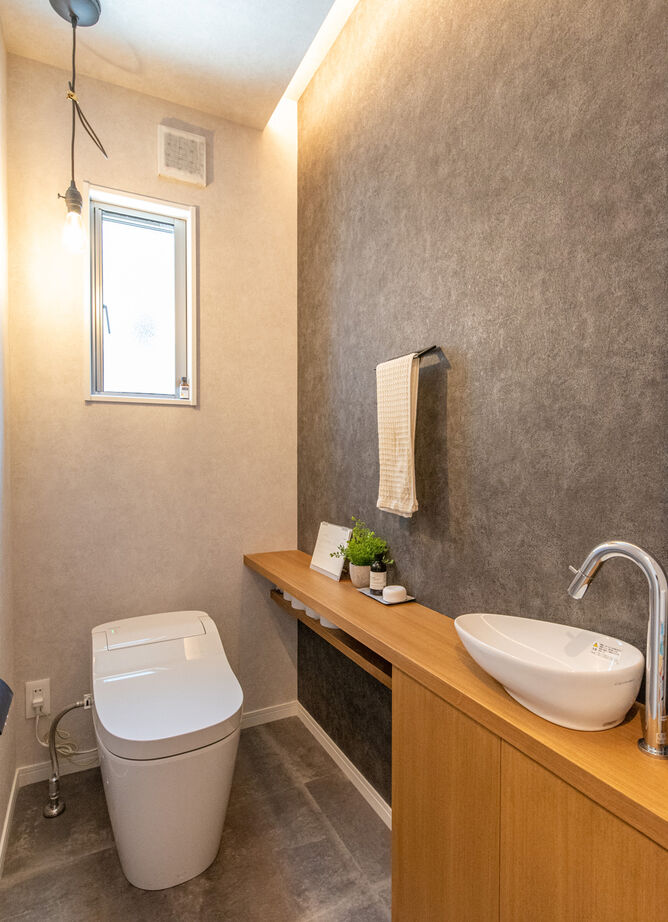 クライツ 【滋賀県大津市／3300万円】表情豊かな塗り壁と木の質感に癒される。メリハリのある空間設計で広々と暮らすの建築実例画像8