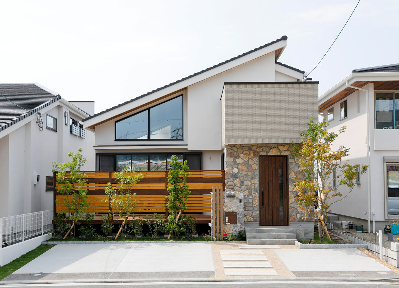 野村工務店 勾配天井のLDKと2つのデッキがつながる圧倒的な大空間。ホームパーティが楽しめる家の建築実例画像