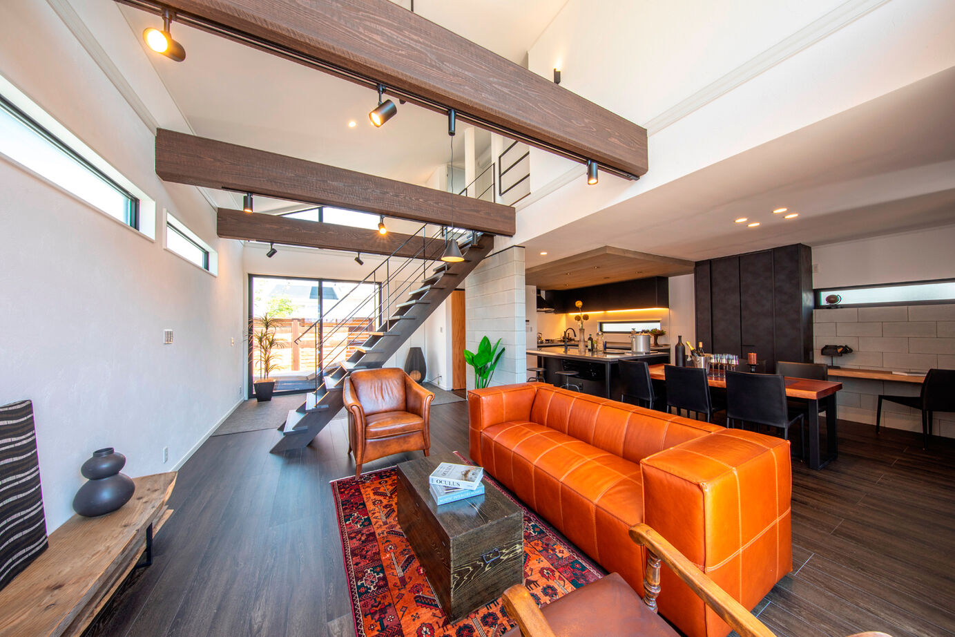 野村工務店 勾配天井のLDKと2つのデッキがつながる圧倒的な大空間。ホームパーティが楽しめる家の建築実例画像2