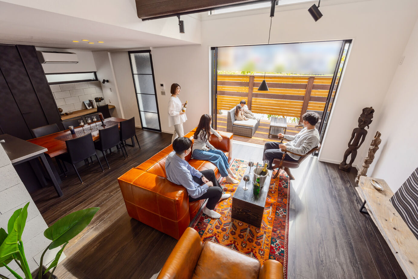 野村工務店 勾配天井のLDKと2つのデッキがつながる圧倒的な大空間。ホームパーティが楽しめる家の建築実例画像4