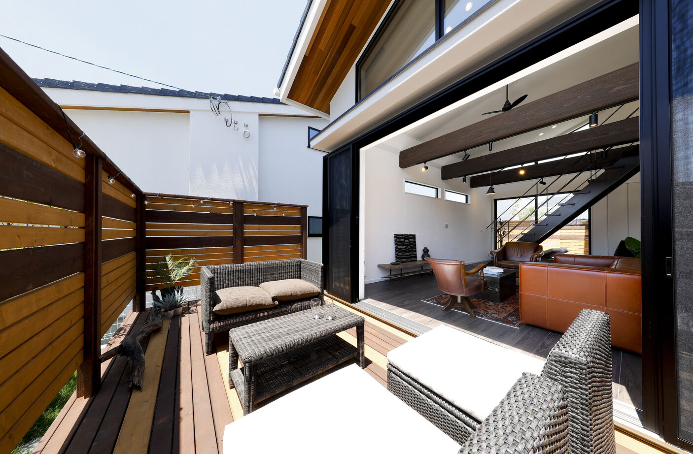 野村工務店 勾配天井のLDKと2つのデッキがつながる圧倒的な大空間。ホームパーティが楽しめる家の建築実例画像6