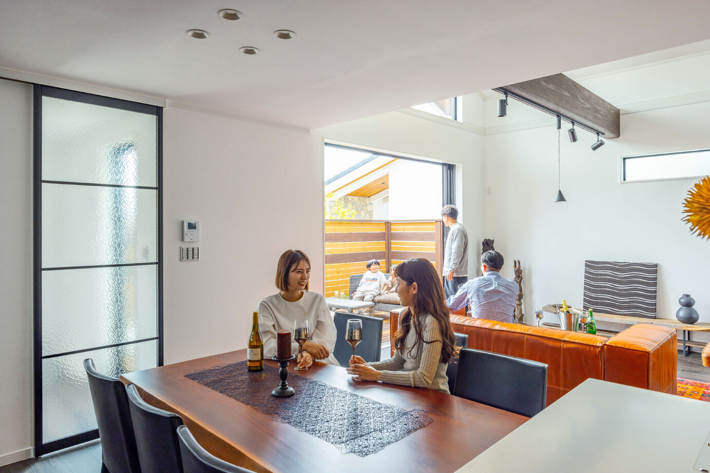 野村工務店 勾配天井のLDKと2つのデッキがつながる圧倒的な大空間。ホームパーティが楽しめる家の建築実例画像8