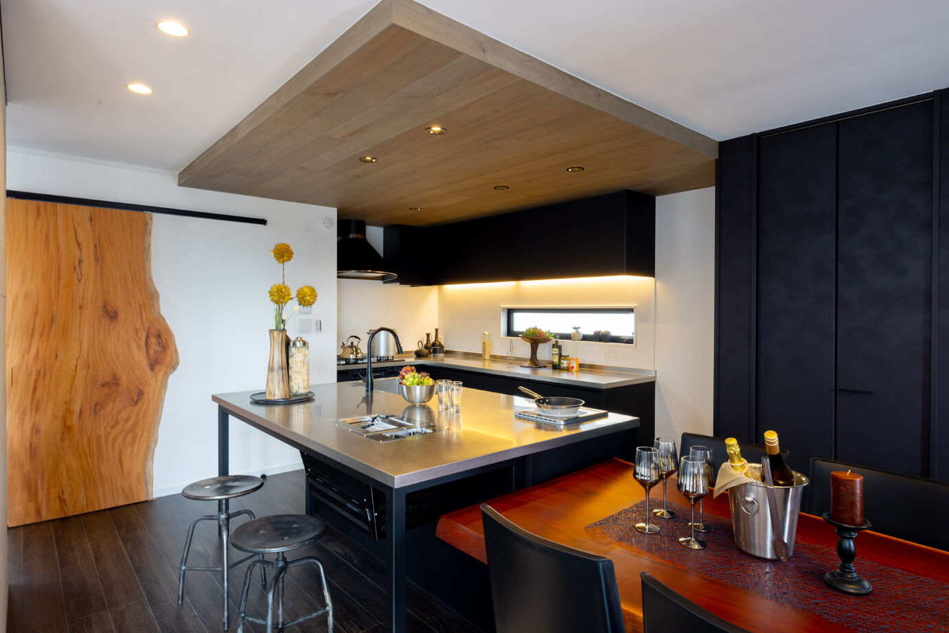 野村工務店 勾配天井のLDKと2つのデッキがつながる圧倒的な大空間。ホームパーティが楽しめる家の建築実例画像10