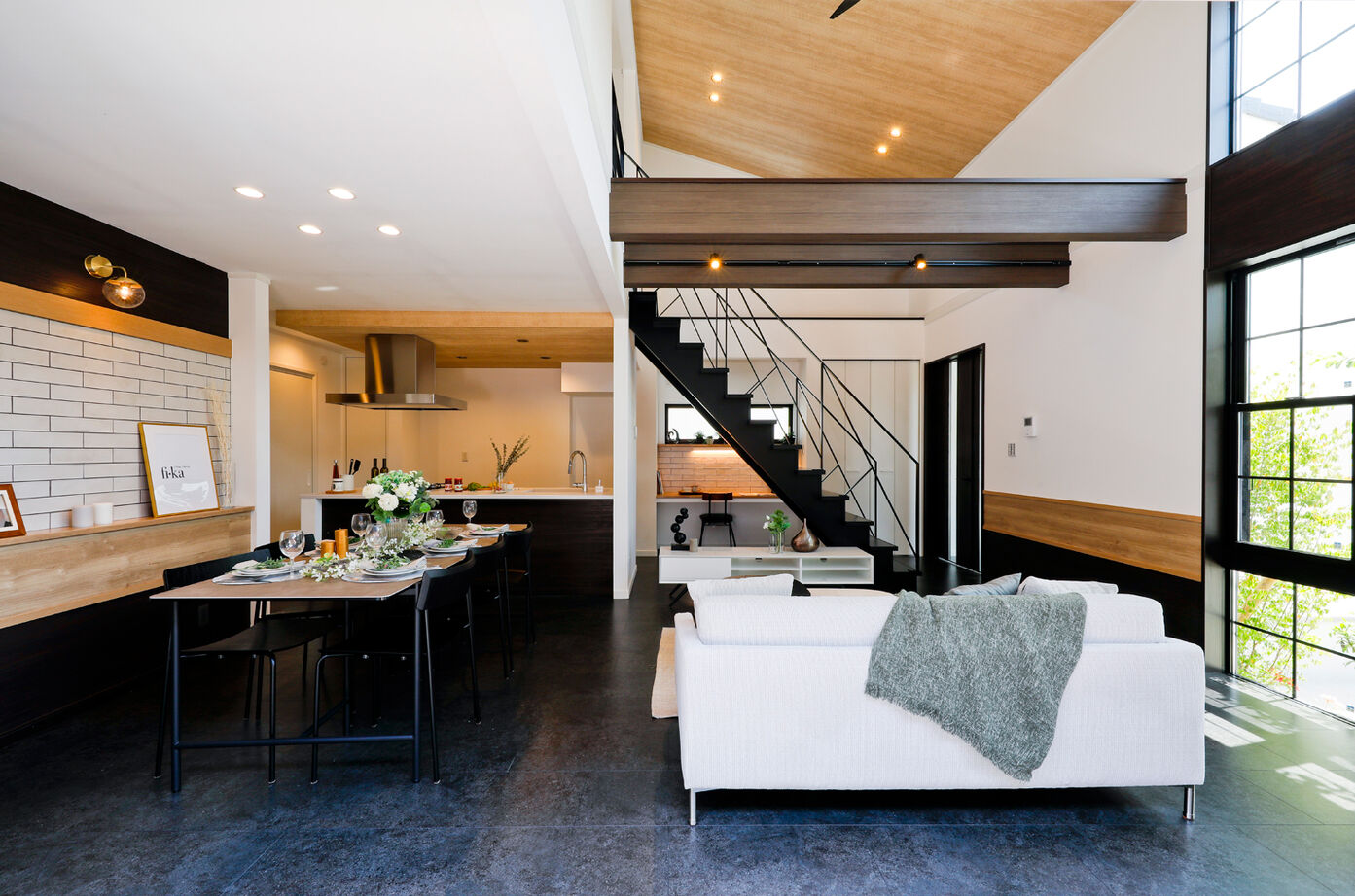 野村工務店 平屋風の風格ある外観と、ワンフロア完結の間取り。プライベート感のある大空間LDKの建築実例画像2