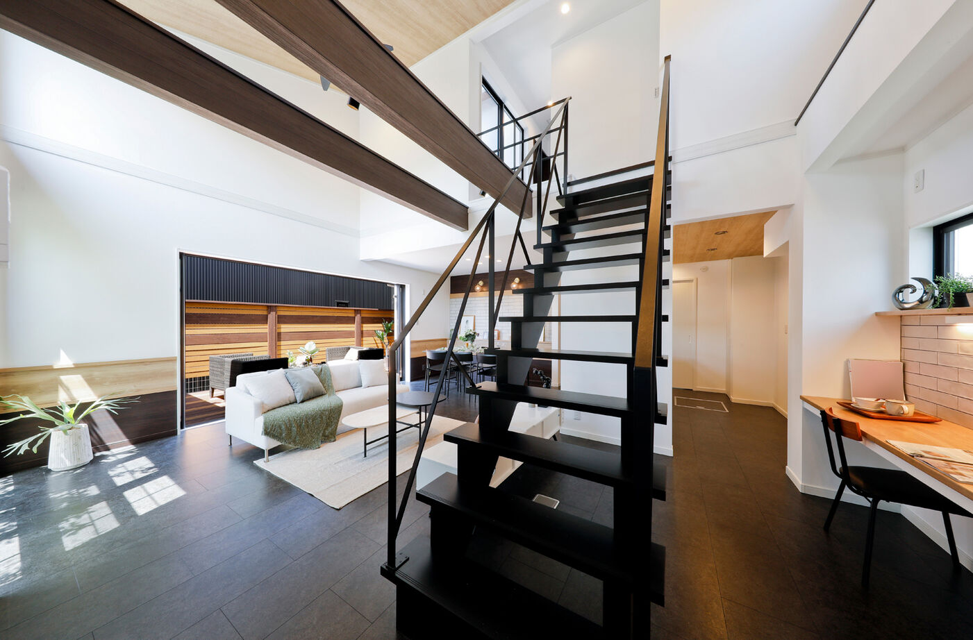 野村工務店 平屋風の風格ある外観と、ワンフロア完結の間取り。プライベート感のある大空間LDKの建築実例画像4