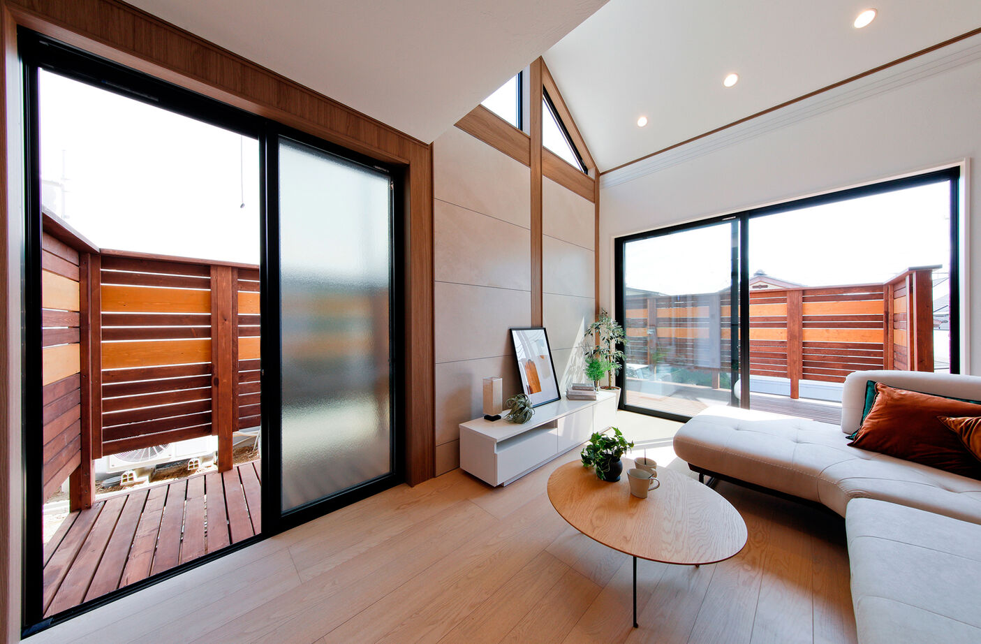 野村工務店 吹抜けのLDK+アウトドアリビングデッキで30畳を超える大空間。高台の開放感を満喫する家の建築実例画像2